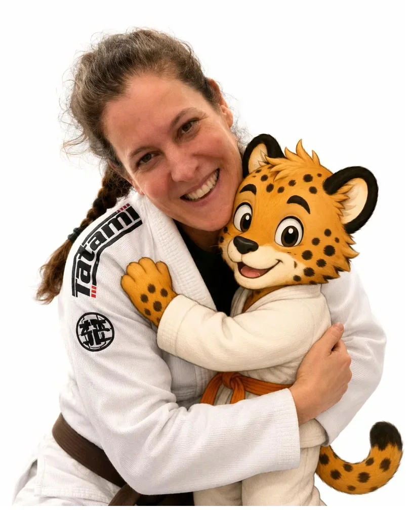 L'Olga, professora d'Awen Tribe, abraçant el guepard de la tribu
